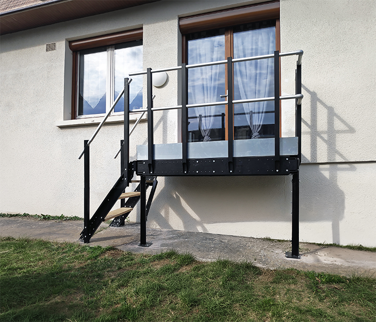 No-weld outdoor mezzanine